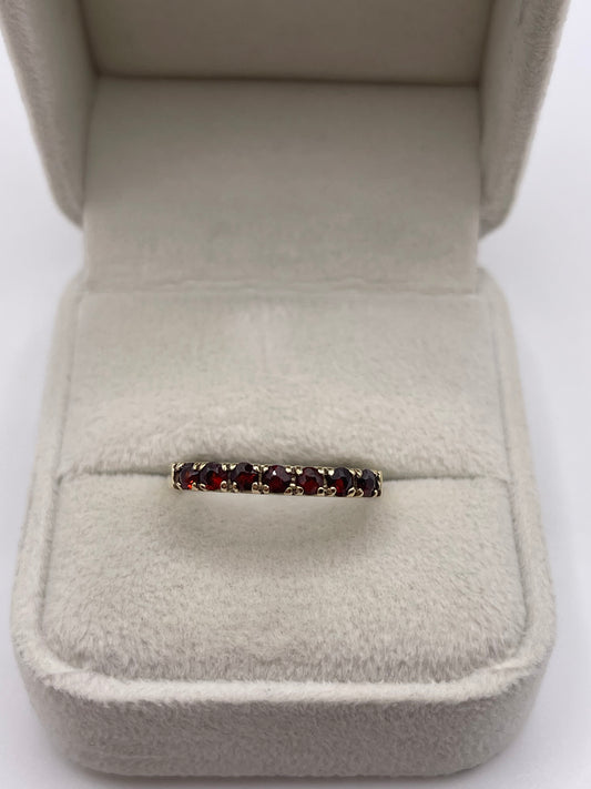 9ct gold garnet ring