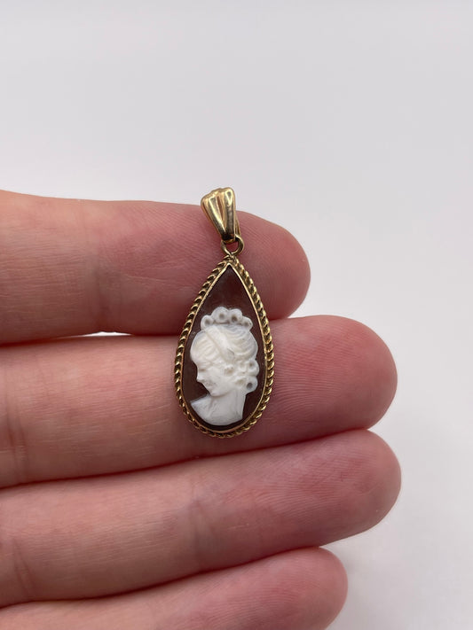 9ct gold cameo pendant