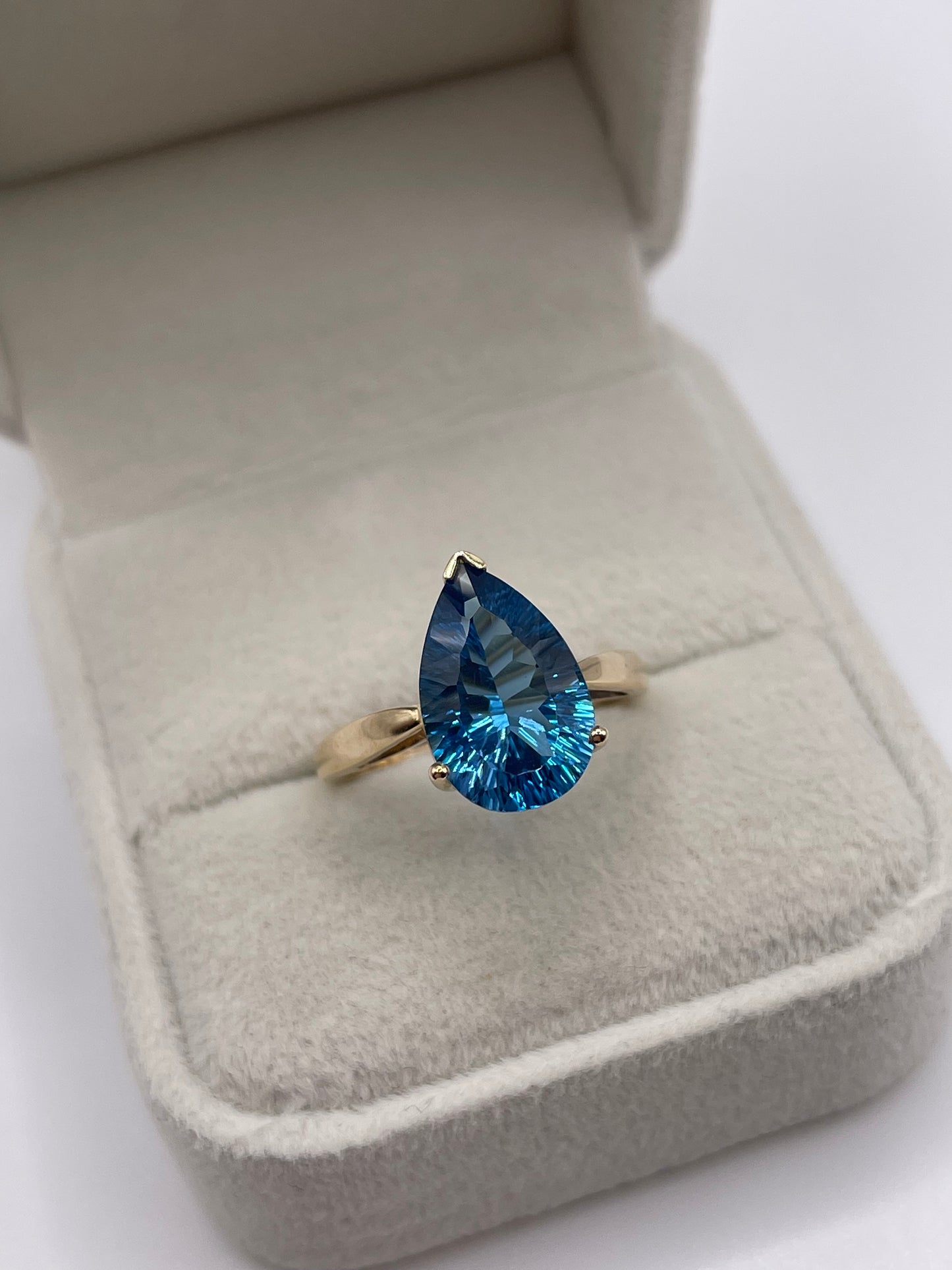 9ct gold blue topaz ring