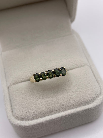 9ct gold green sapphire ring