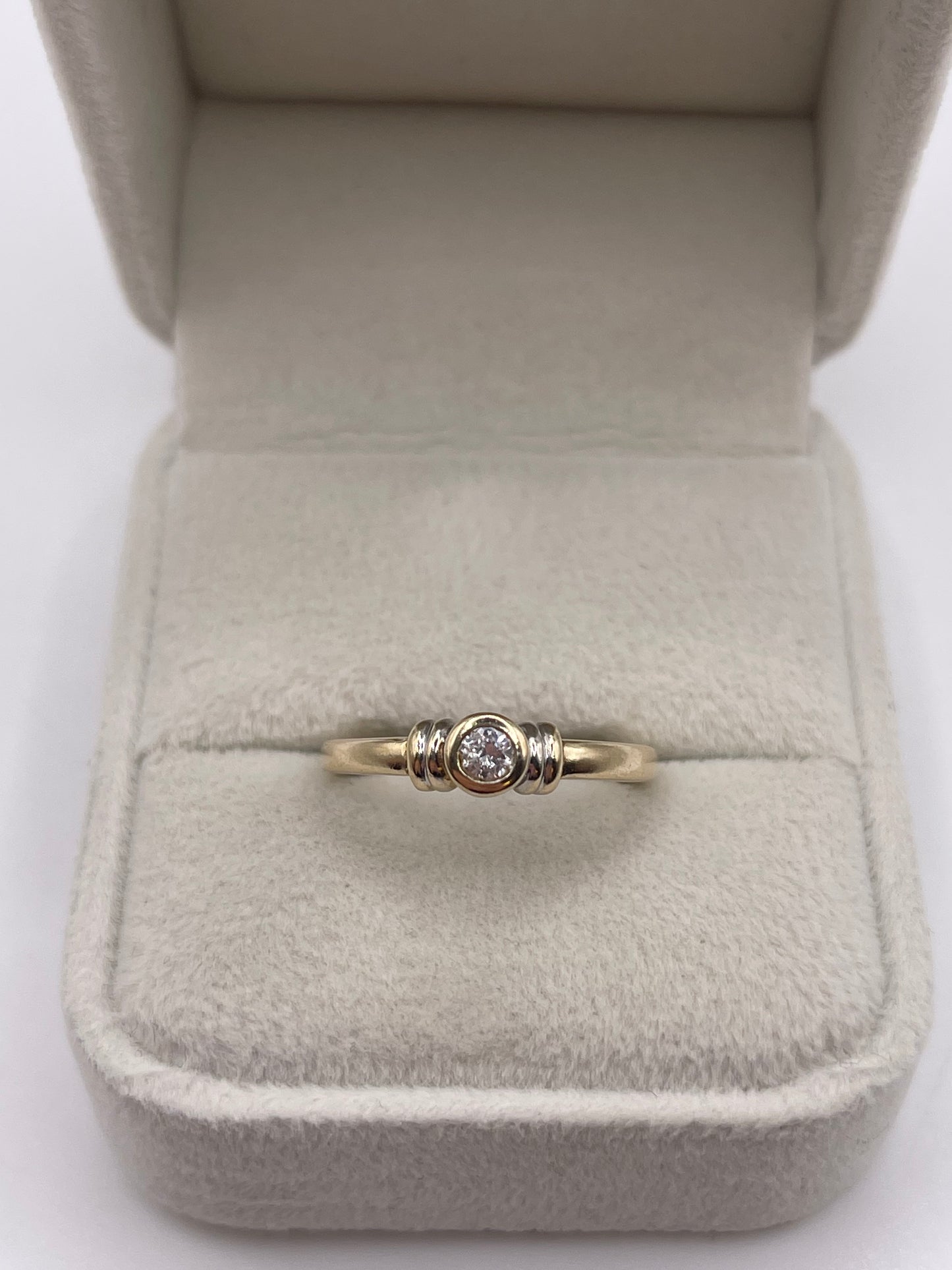 9ct gold cz ring