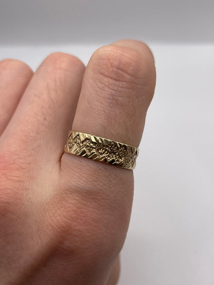 9ct gold engraved band
