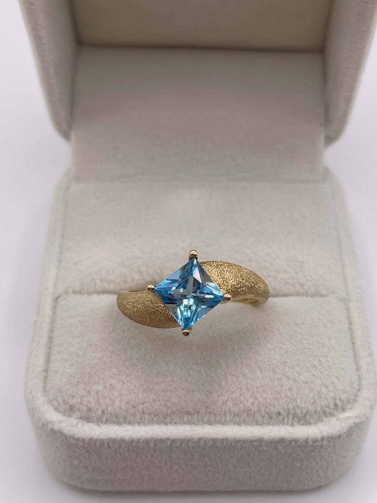 9ct gold blue topaz ring
