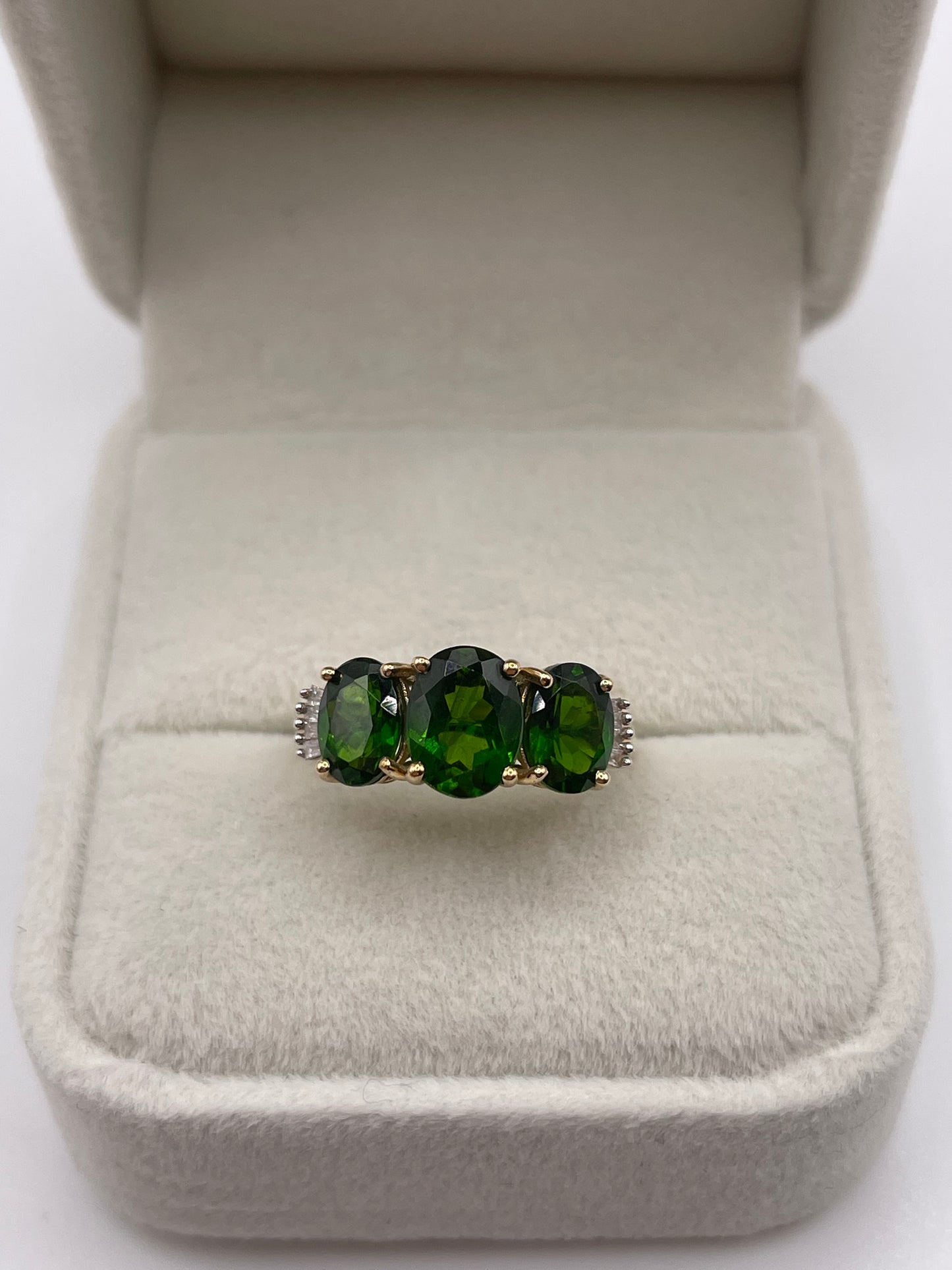 9ct gold diopside and diamond ring