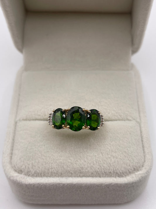 9ct gold diopside and diamond ring