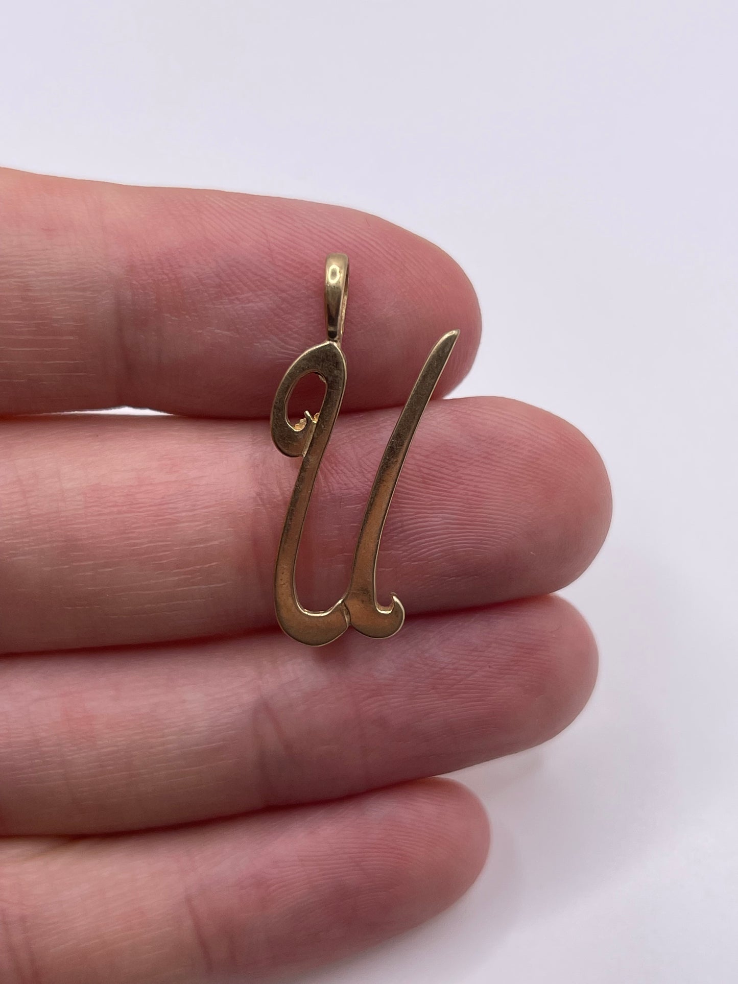 9ct gold initial U pendant