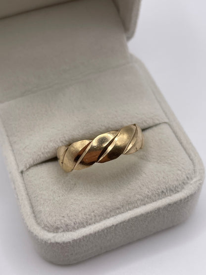 Heavy 9ct gold patterned band