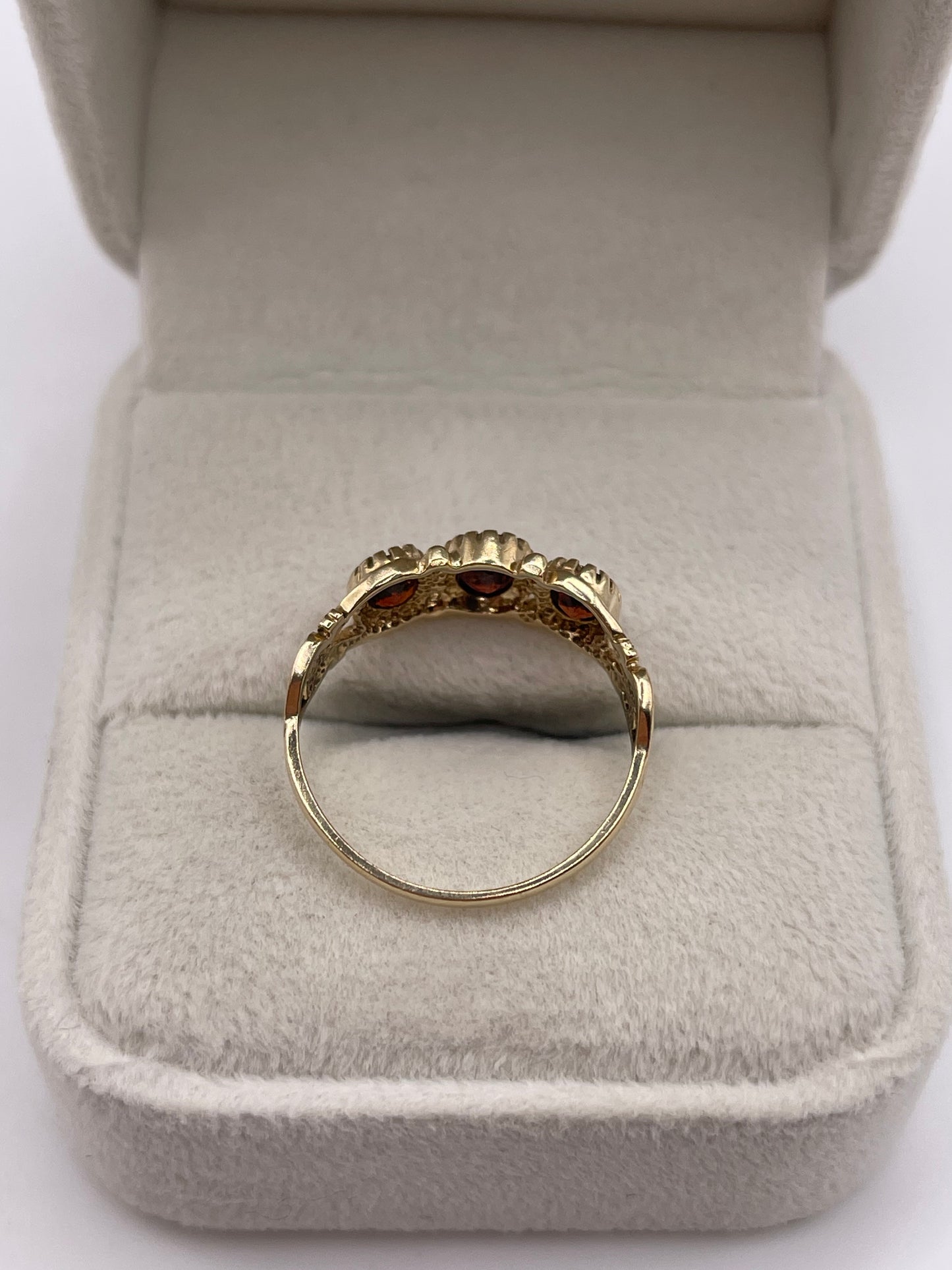 9ct gold garnet ring