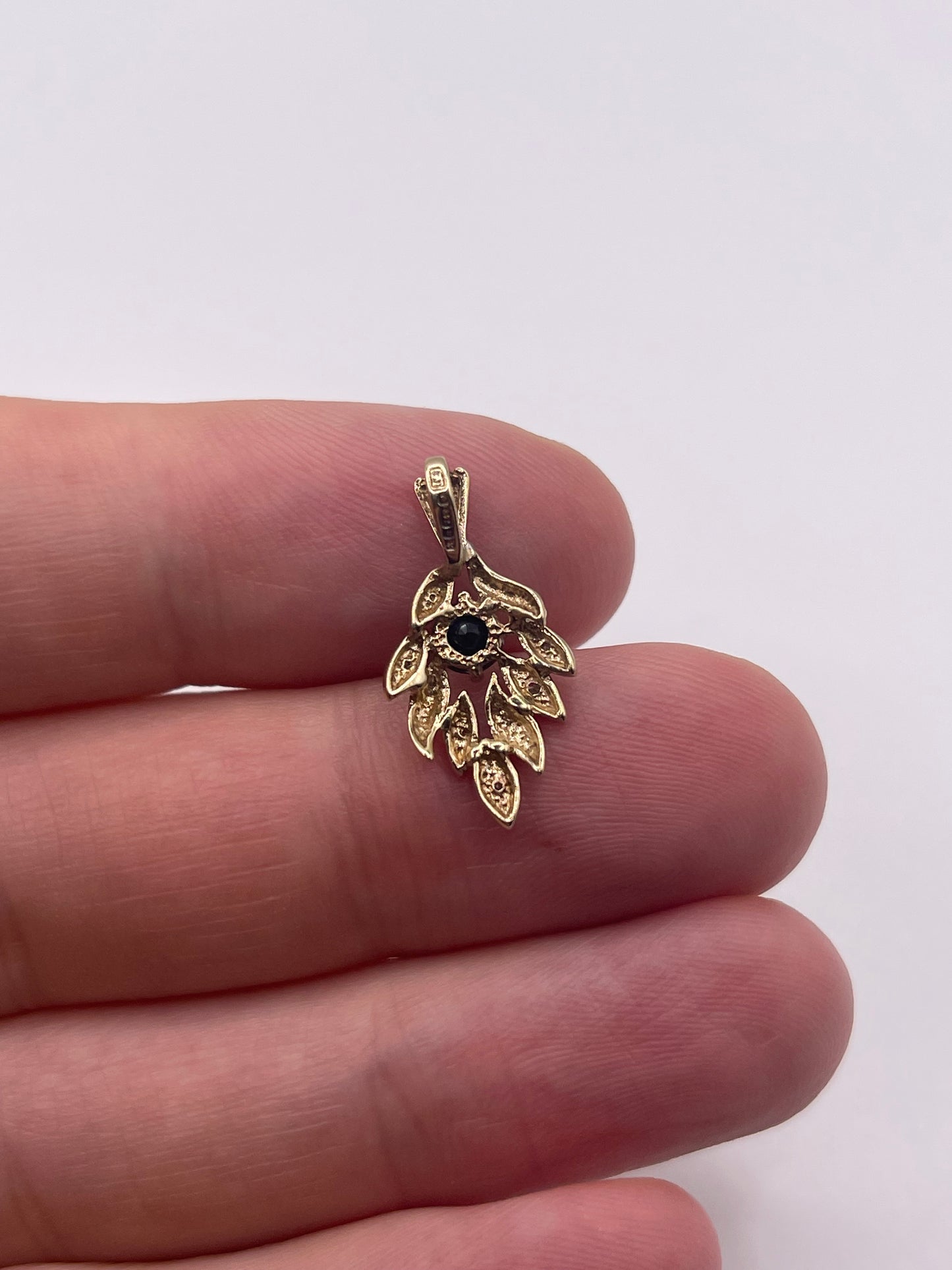9ct gold sapphire and diamond pendant