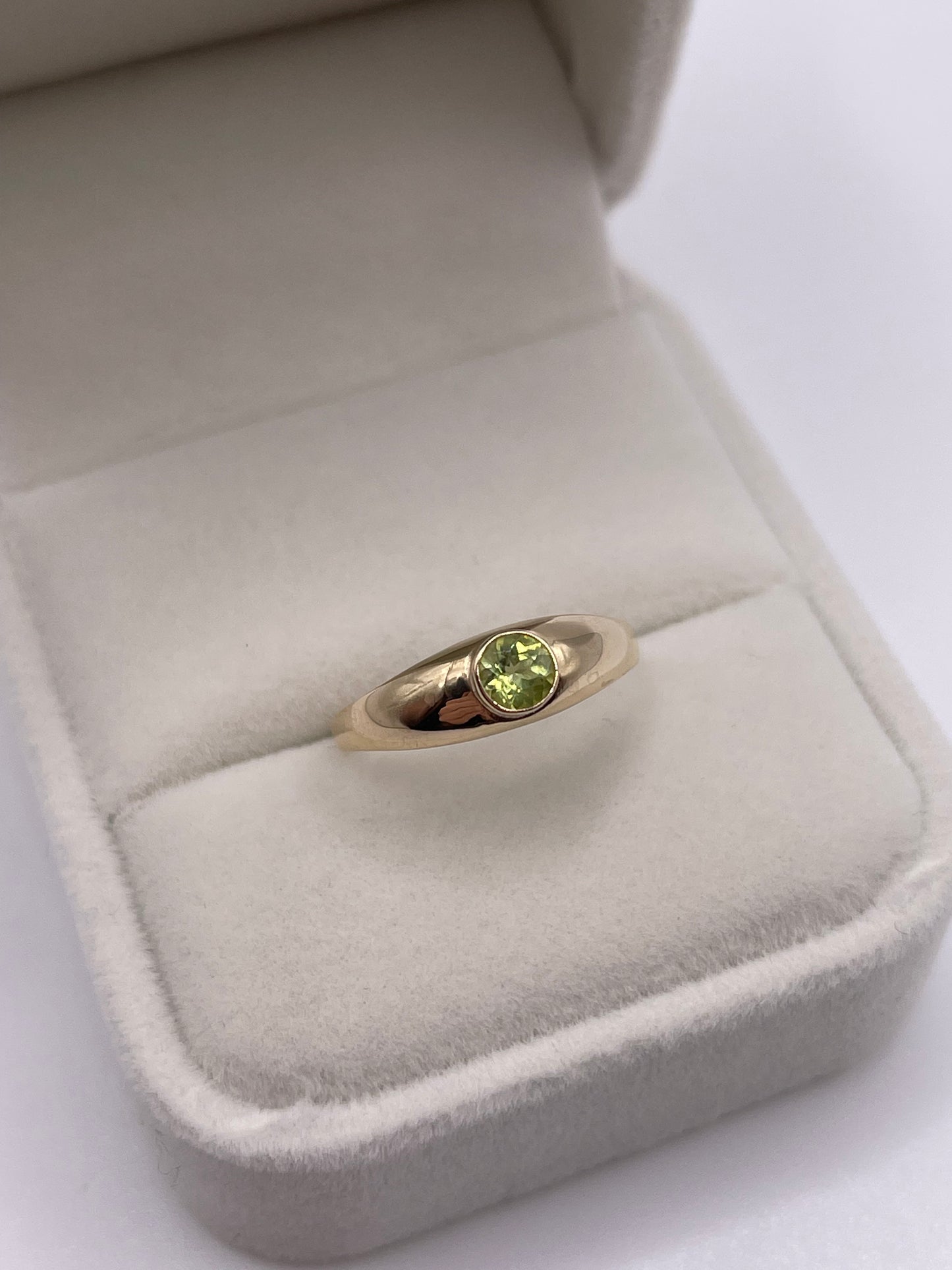 9ct gold peridot gypsy ring