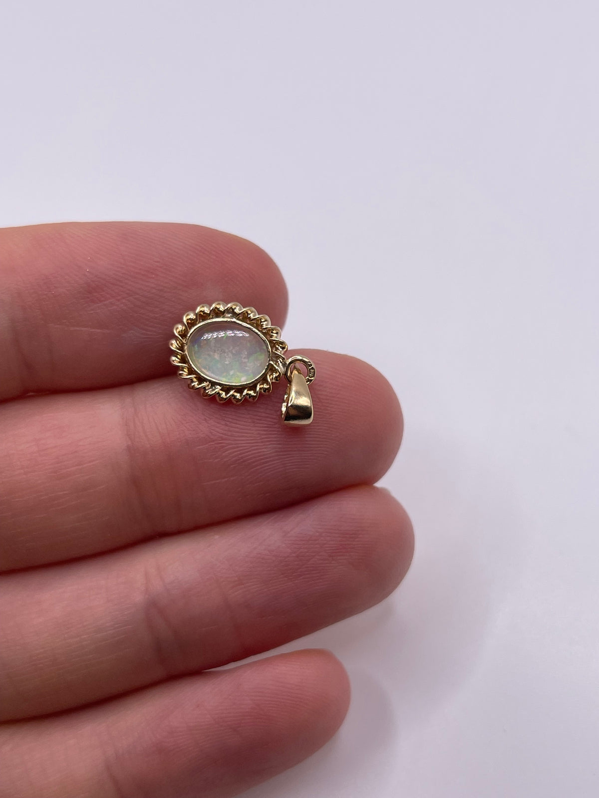 9ct gold opal pendant