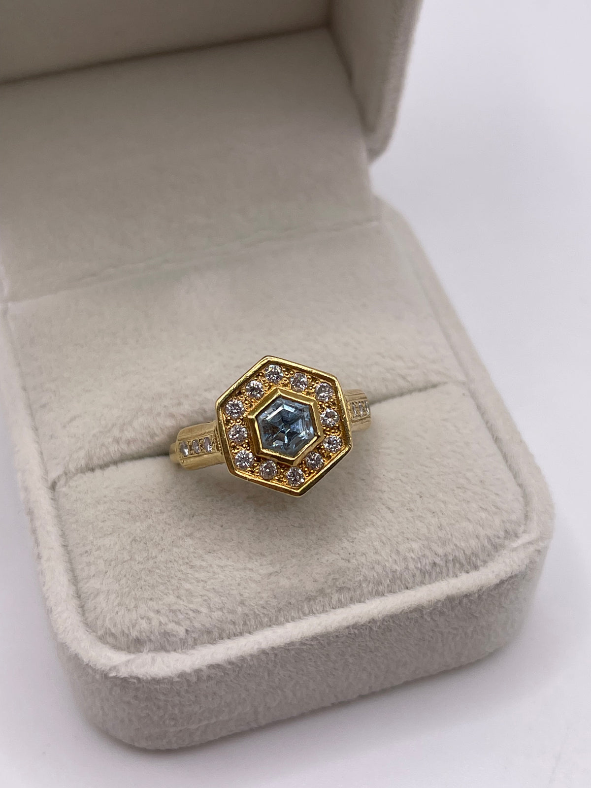 18ct gold aquamarine and diamond ring