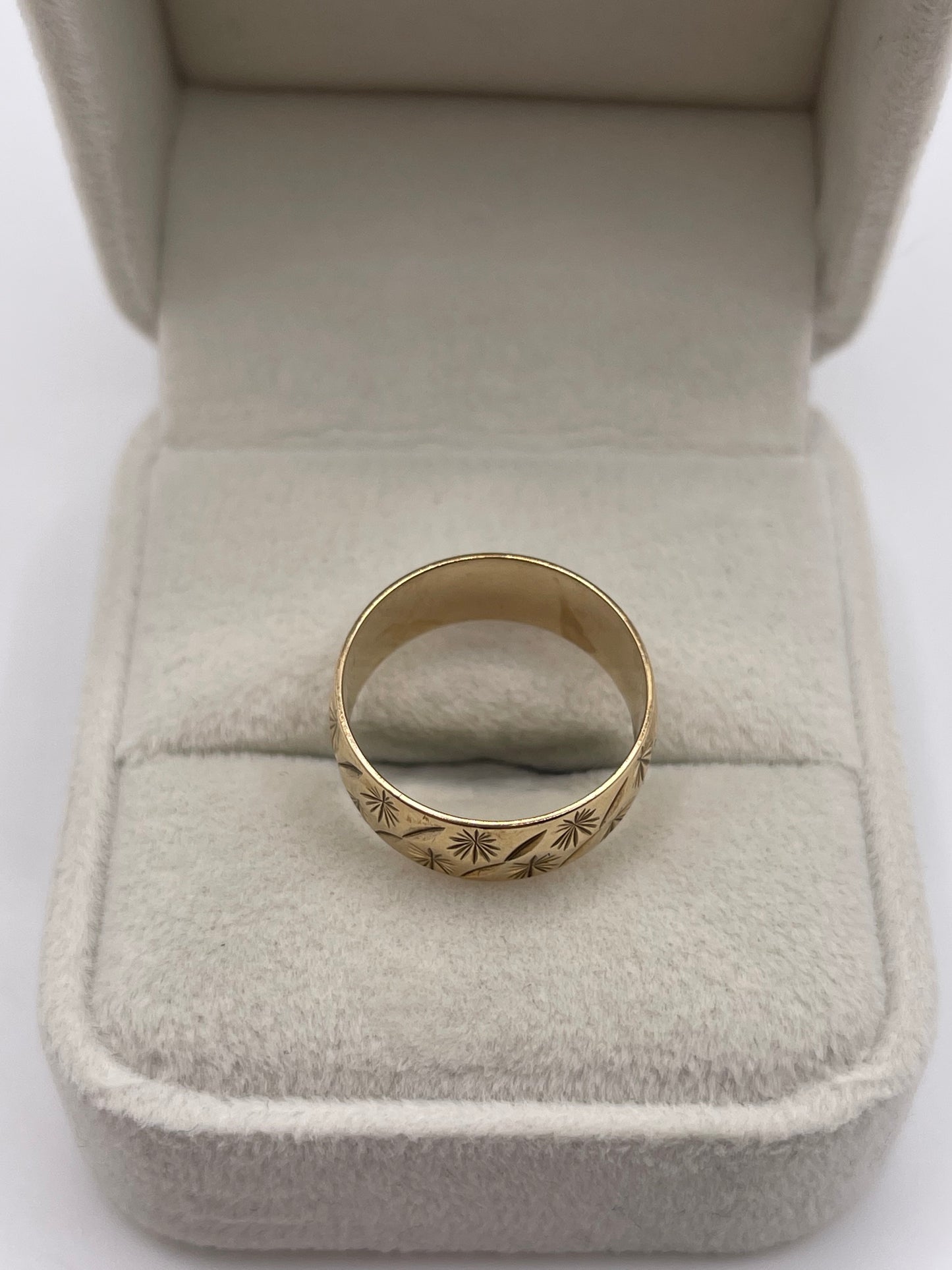 9ct gold patterned band