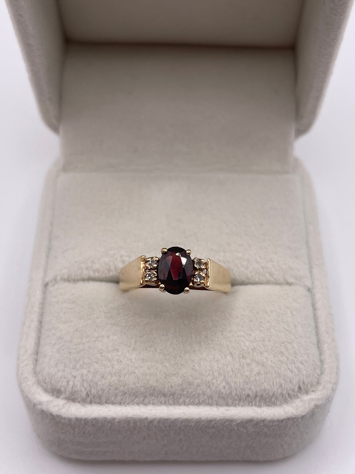 9ct gold garnet and diamond ring