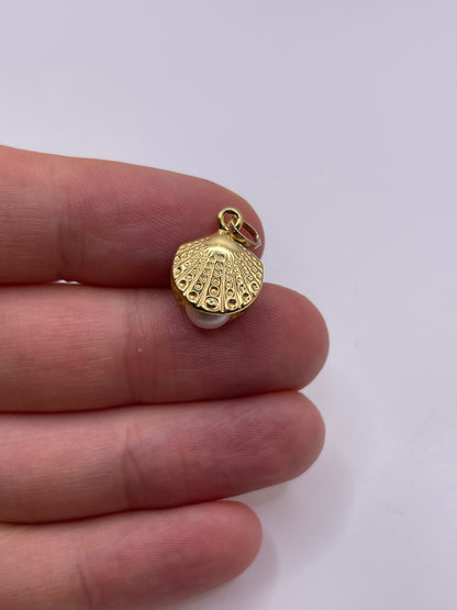9ct gold pearl oyster charm