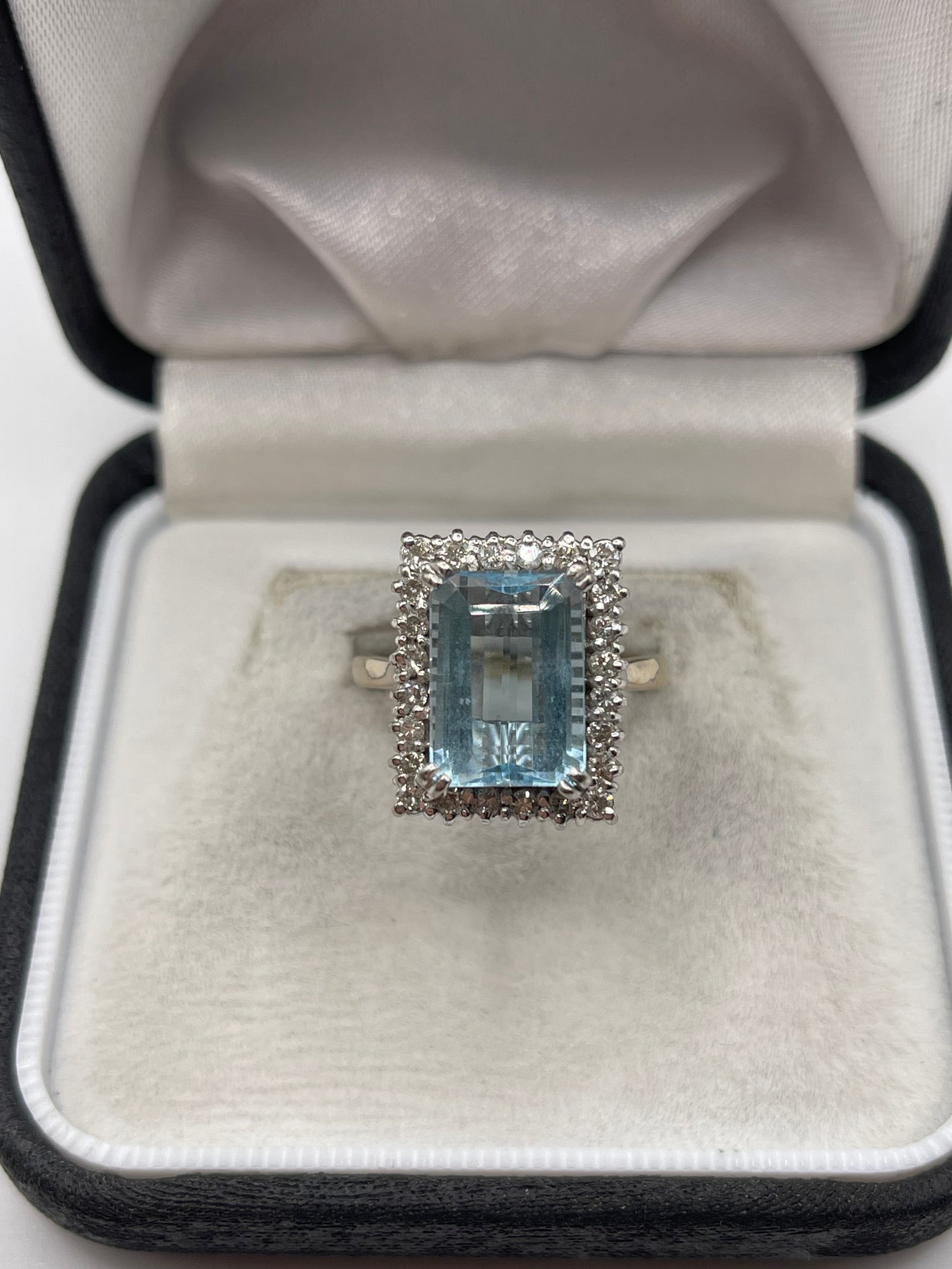 18ct white gold aquamarine and diamond ring