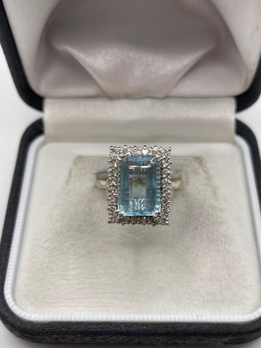 18ct white gold aquamarine and diamond ring