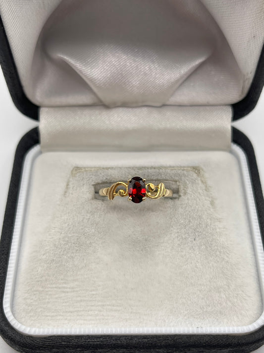 9ct gold garnet ring