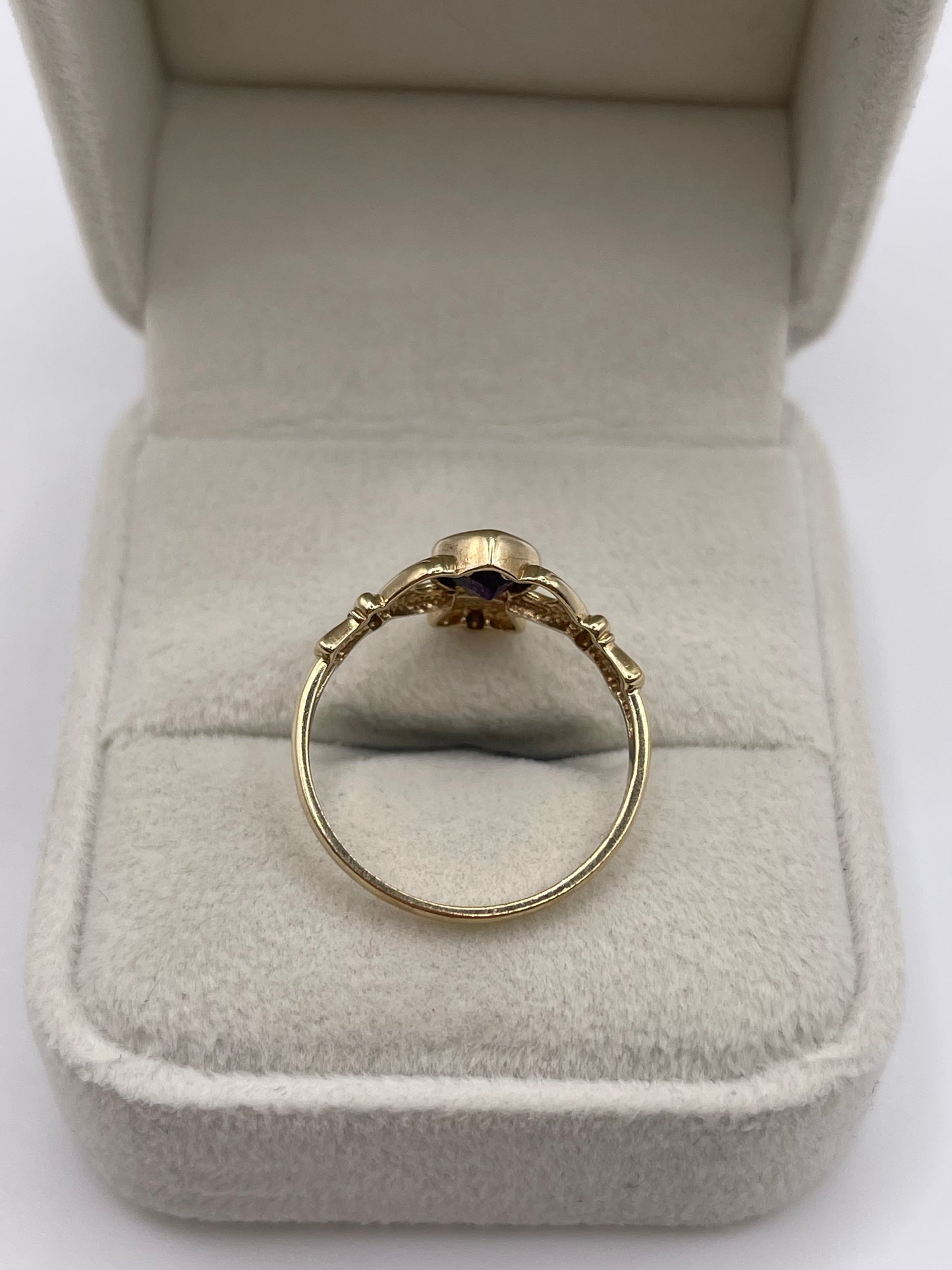 9ct gold amethyst claddagh ring