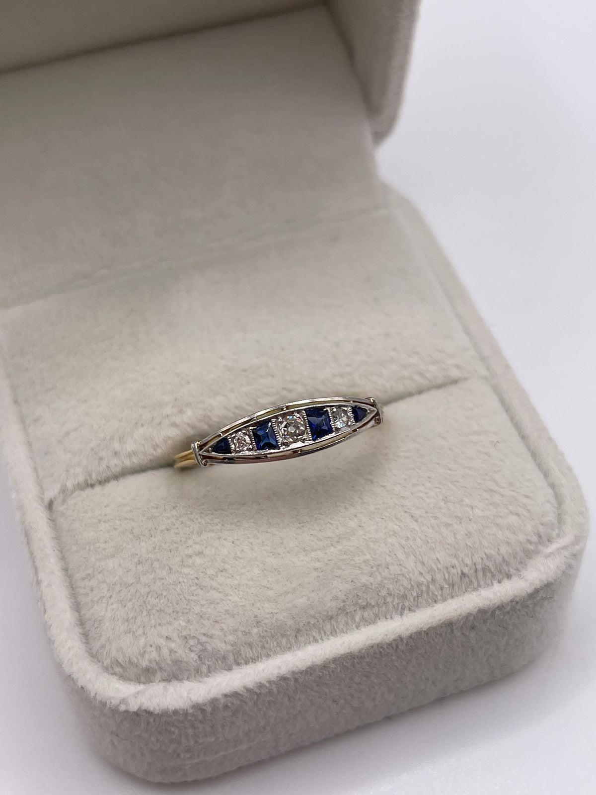 18ct gold sapphire and diamond ring