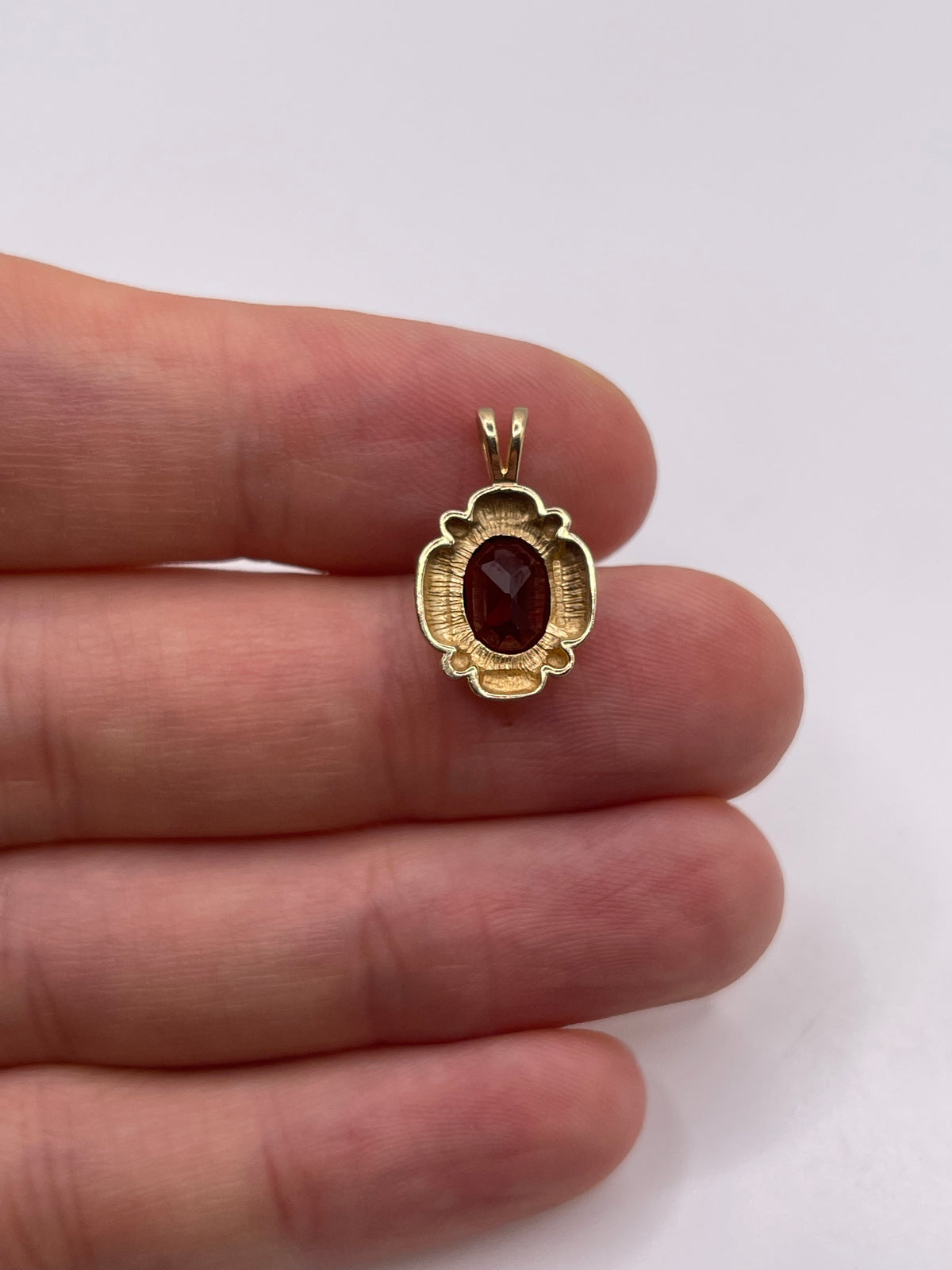 9ct gold garnet pendant