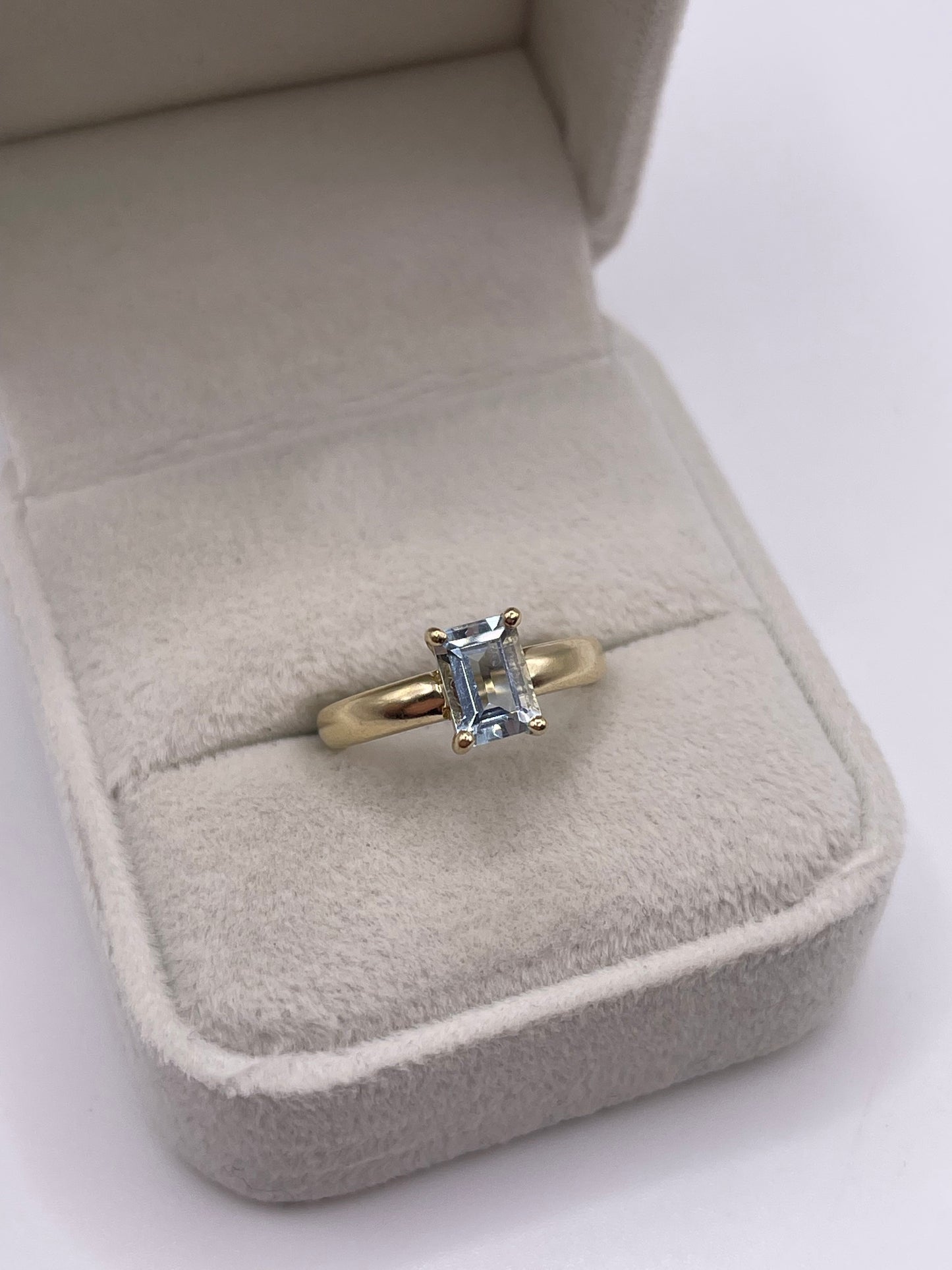 9ct gold aquamarine ring