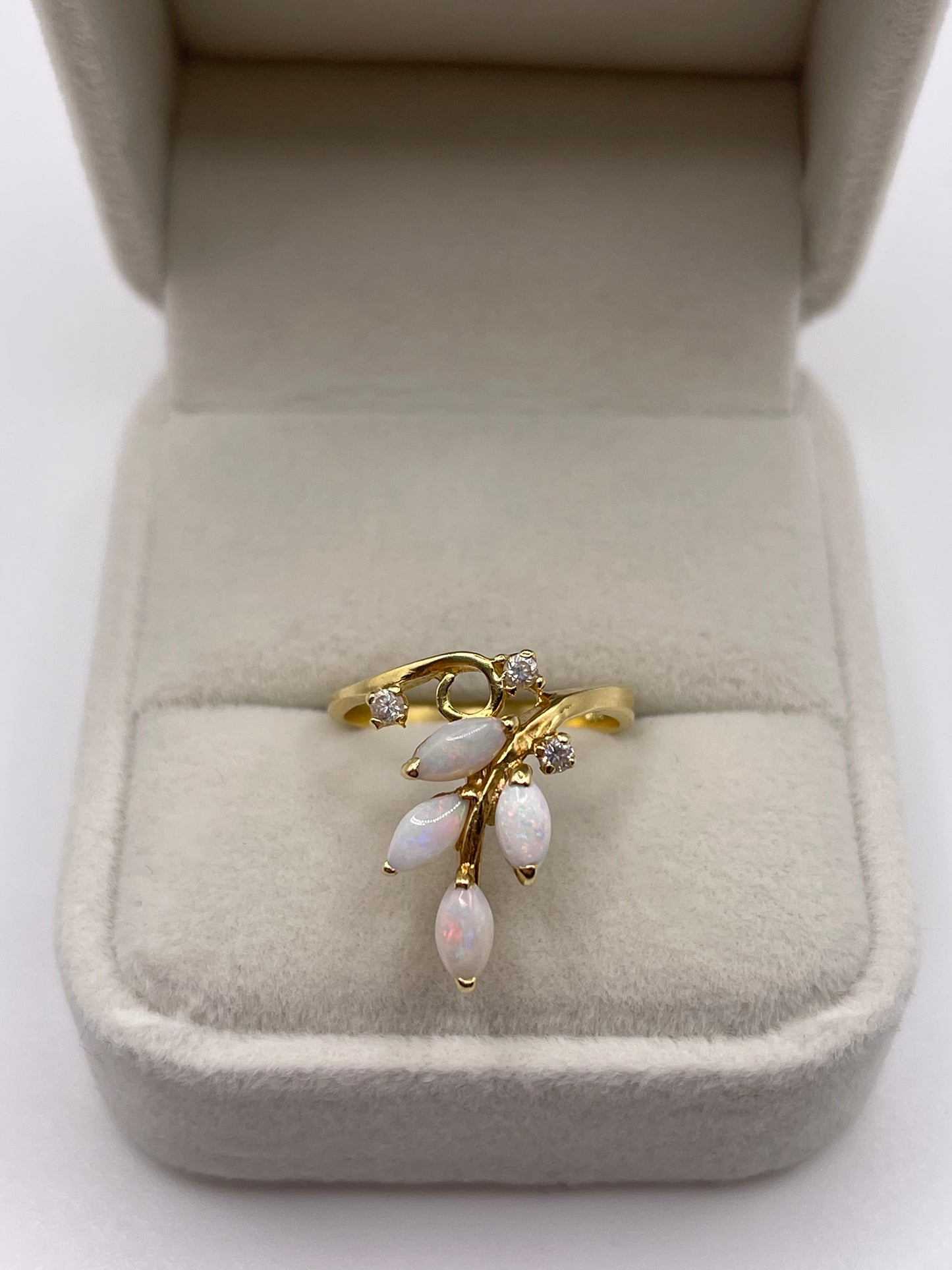 18ct gold opal and diamond ring