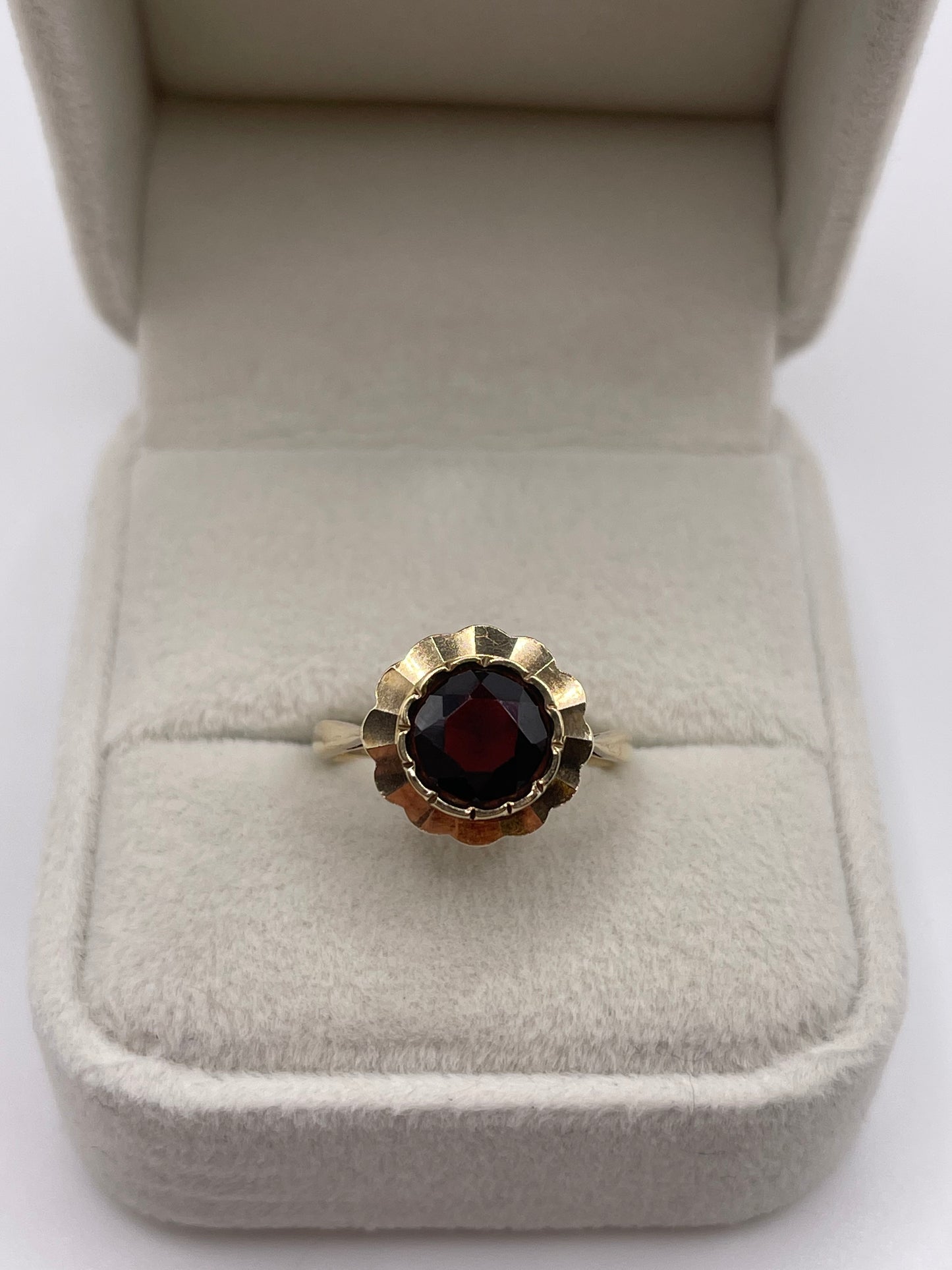 9ct gold garnet ring