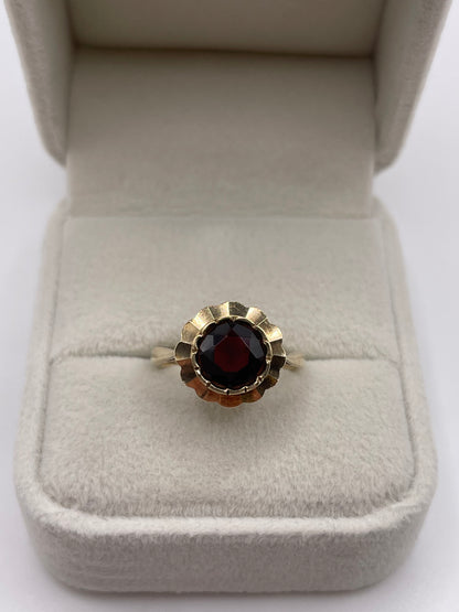 9ct gold garnet ring
