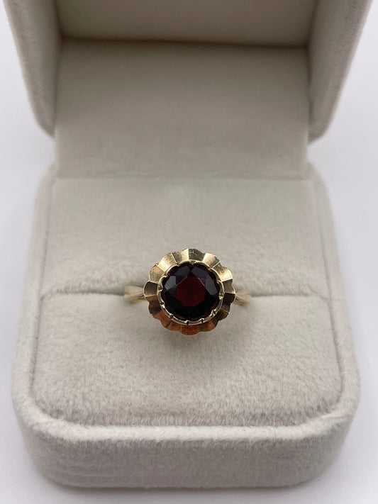 9ct gold garnet ring