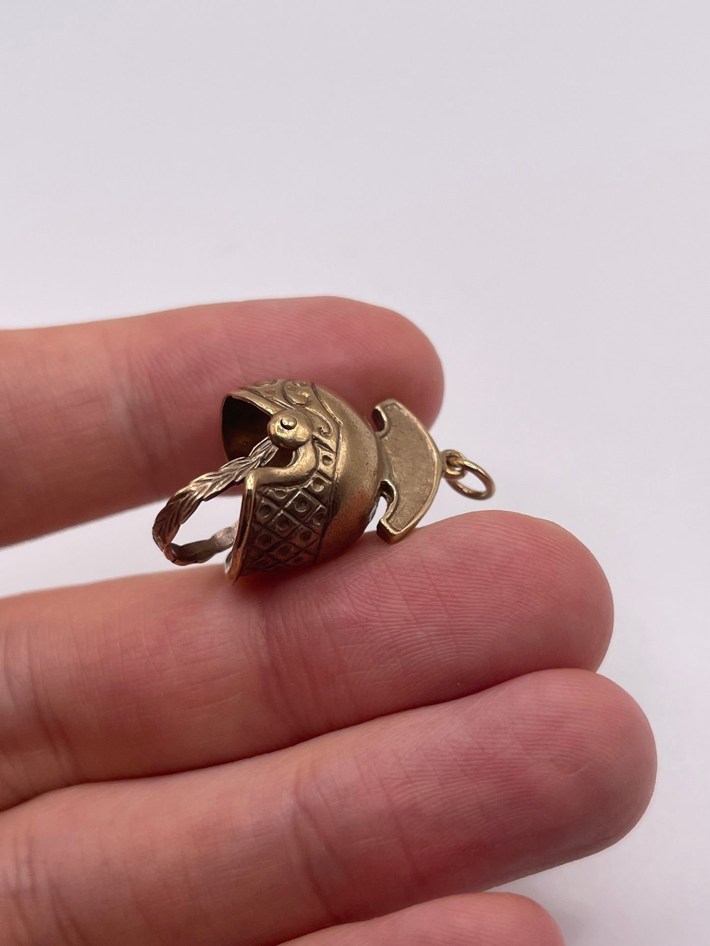 9ct gold knight helmet pendant
