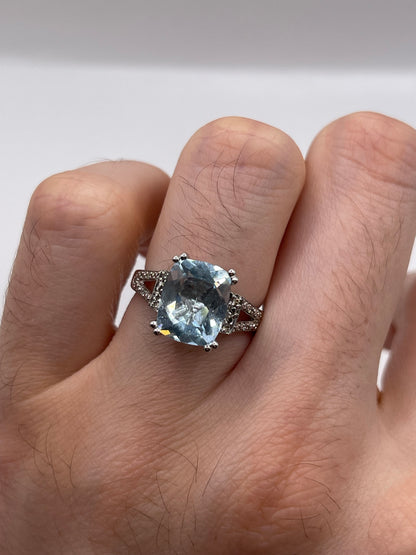 9ct white gold aquamarine and diamond ring