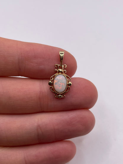 9ct gold opal pendant