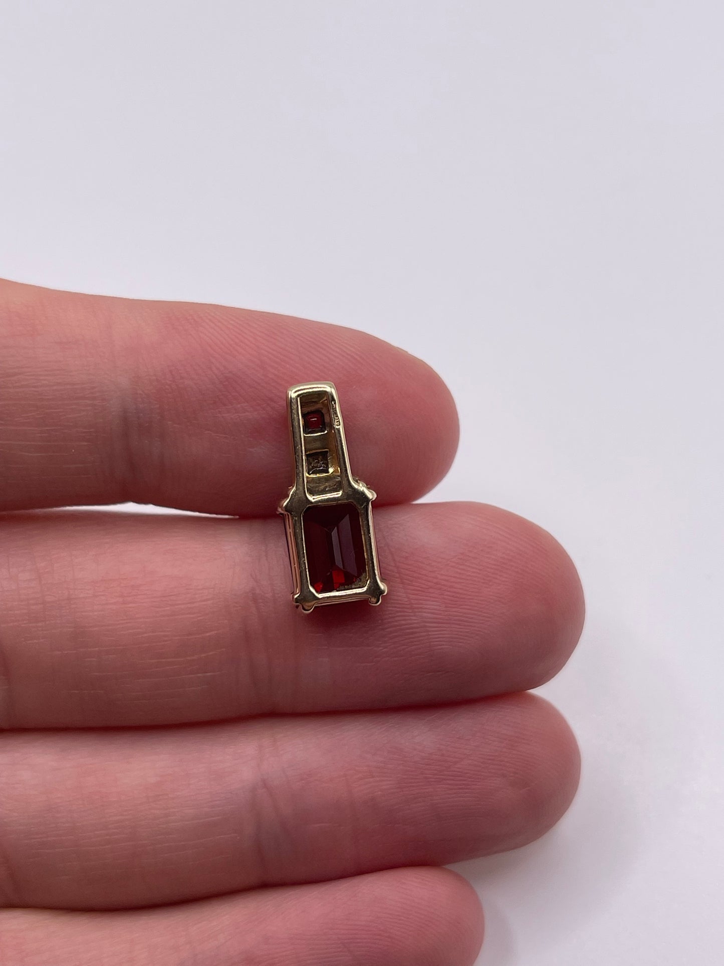 9ct gold garnet pendant