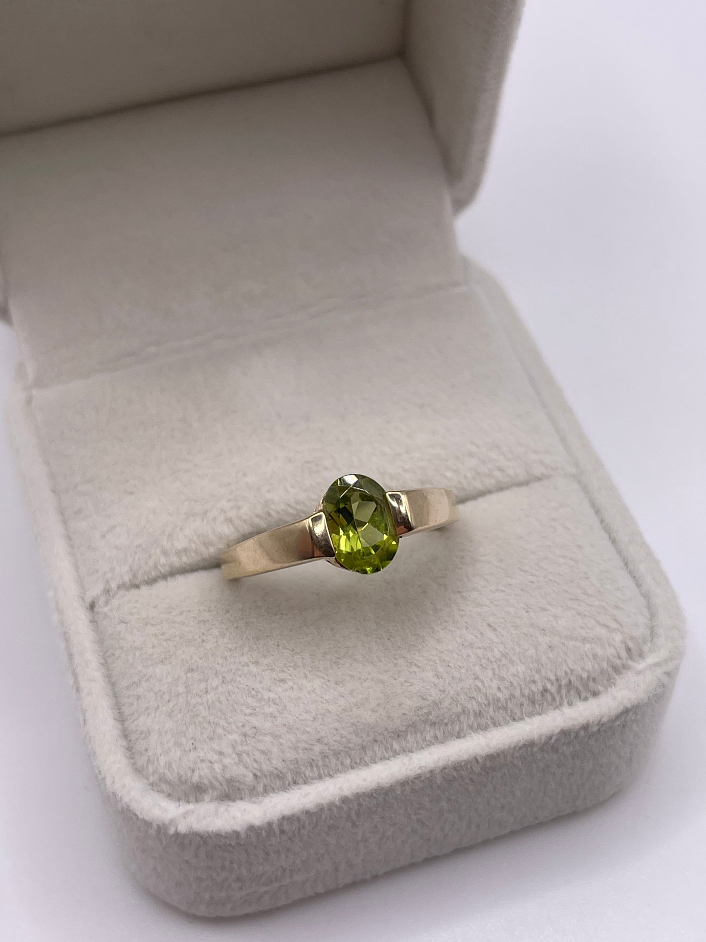 9ct gold peridot ring