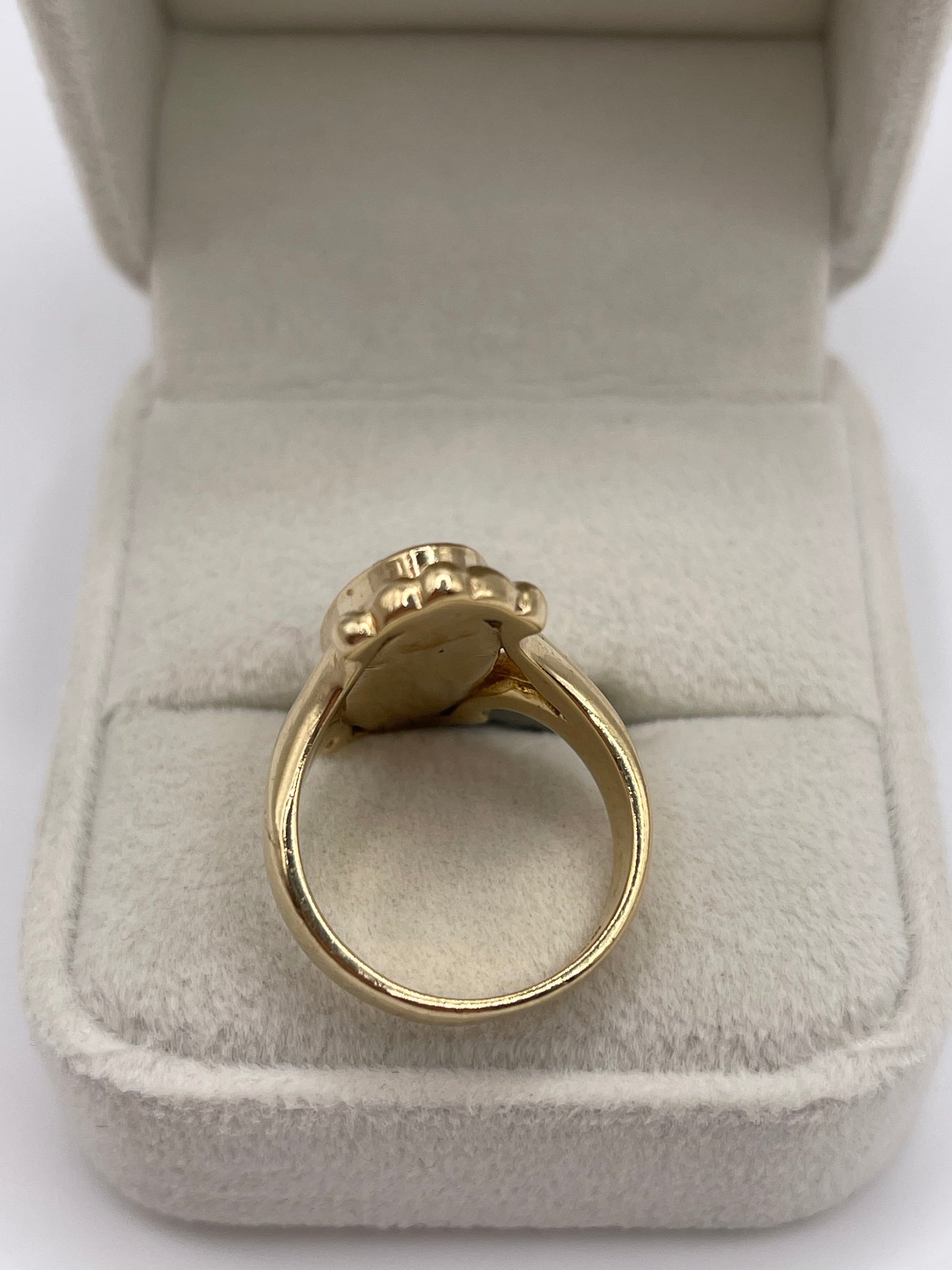 9ct gold Whitby jet ring