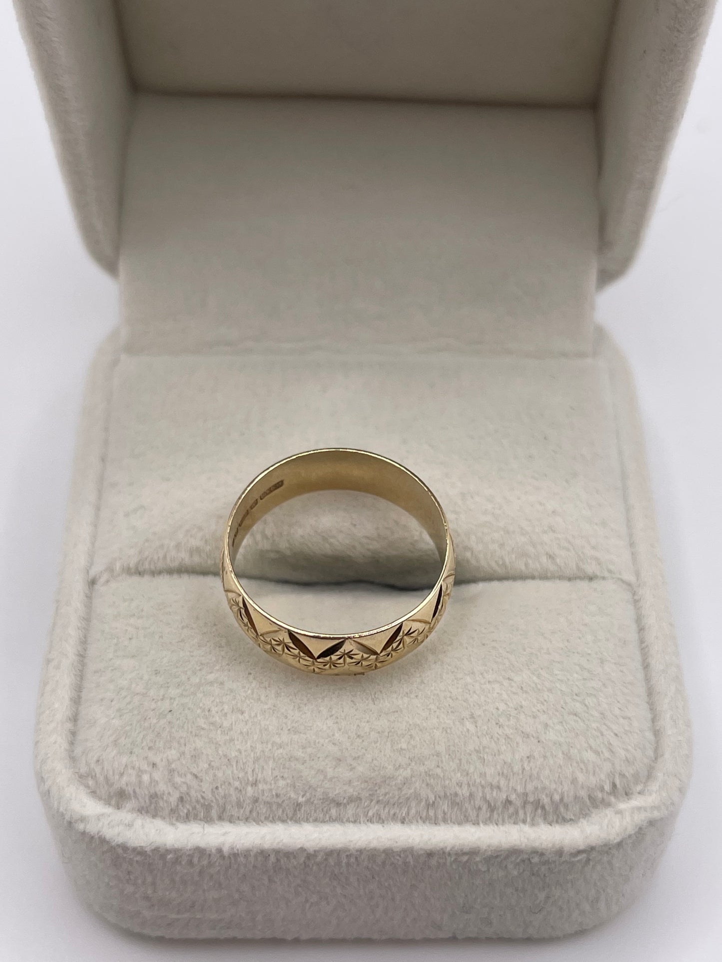 9ct gold patterned band