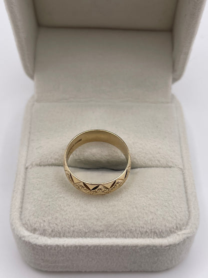9ct gold patterned band