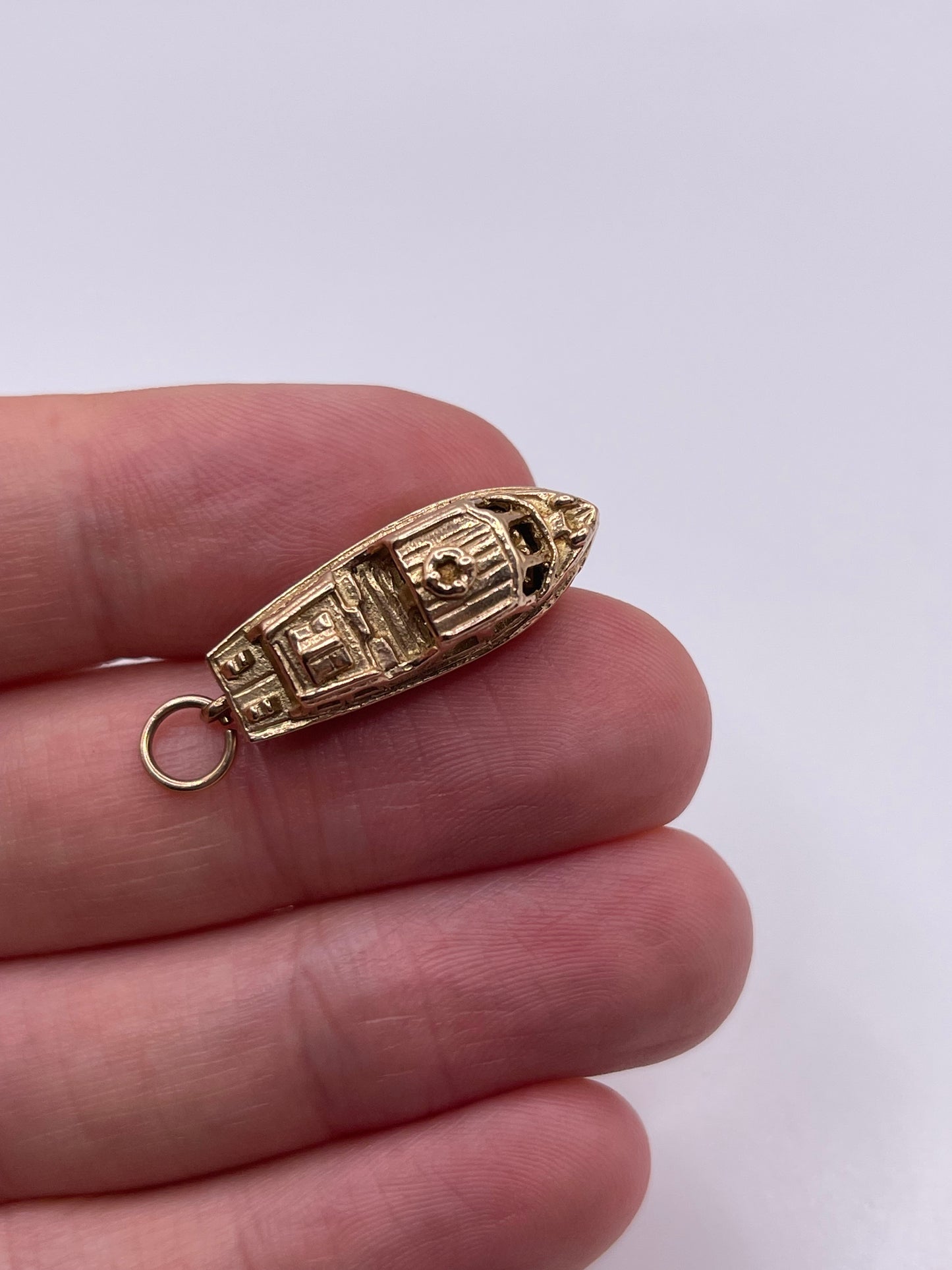 9ct gold speedboat charm