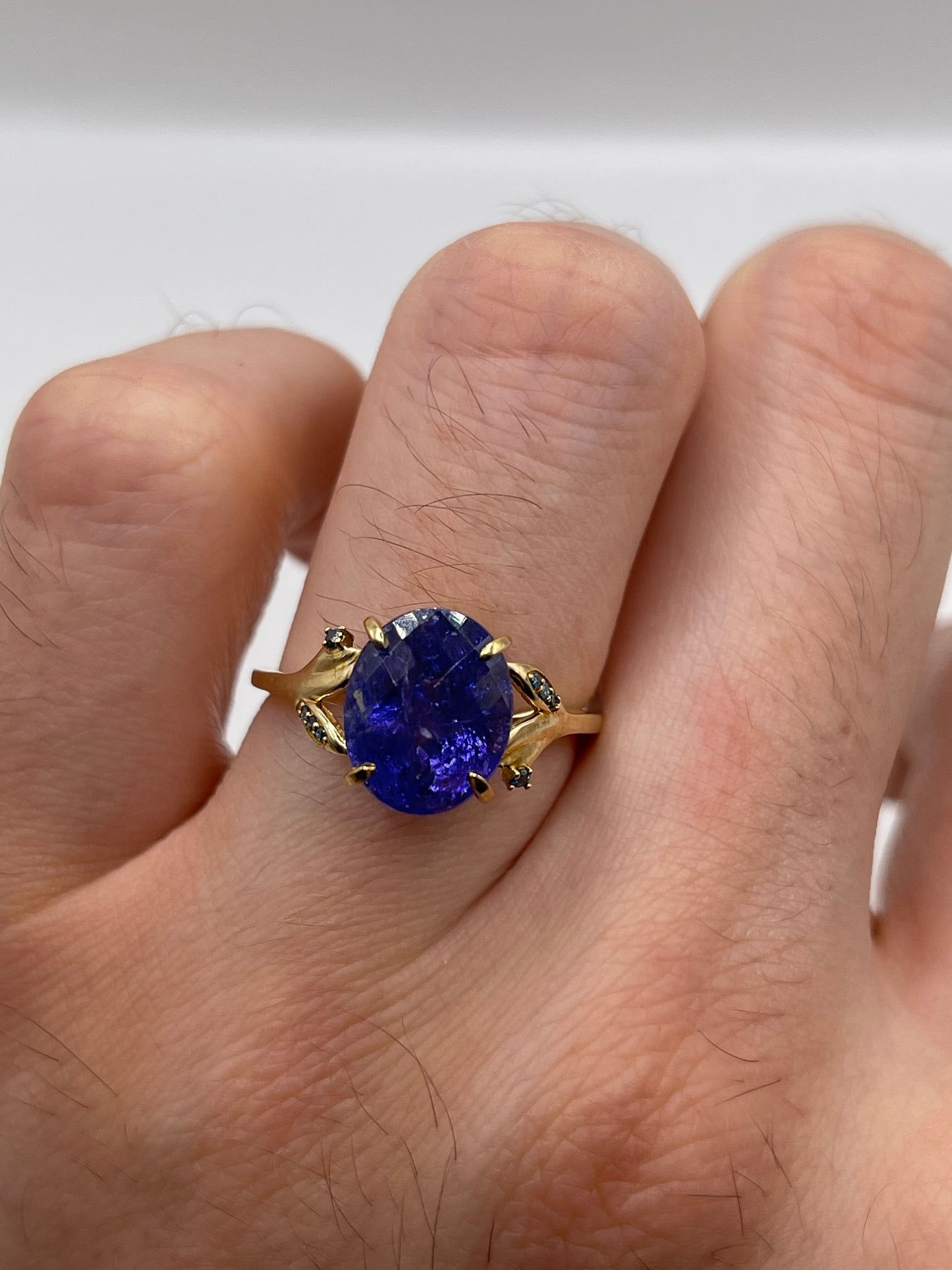 9ct gold tanzanite and diamond ring