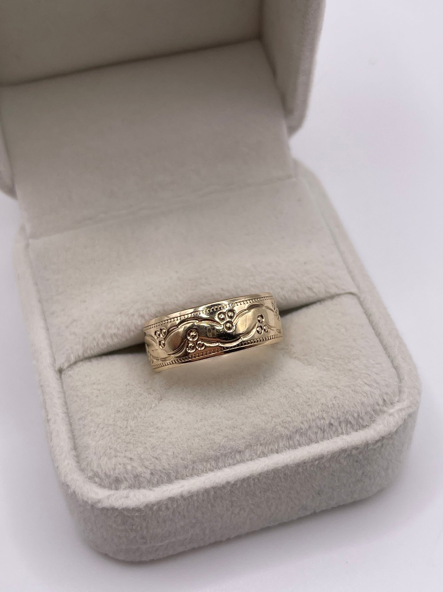9ct gold patterned band
