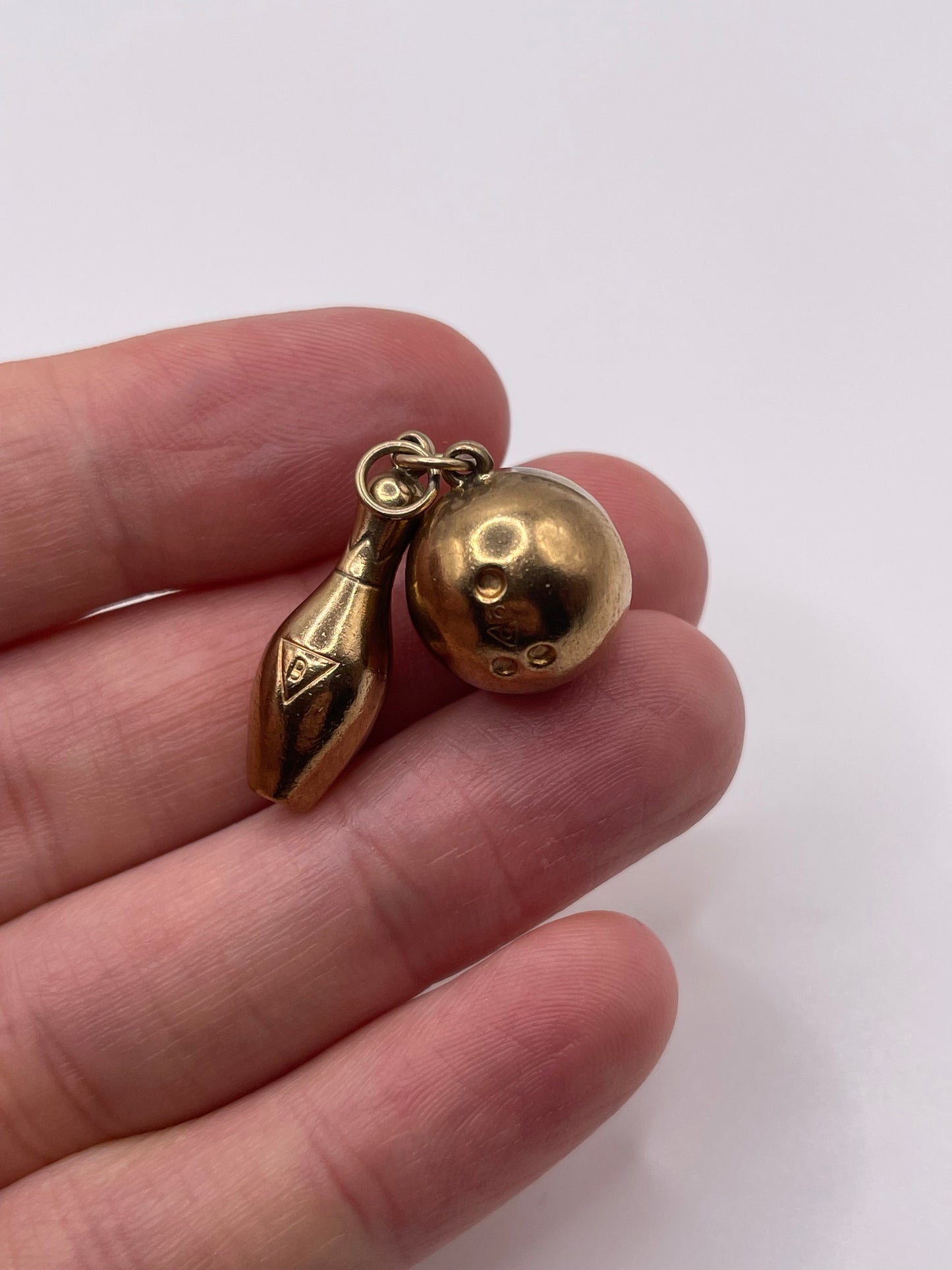 9ct gold ten pin bowling pendant