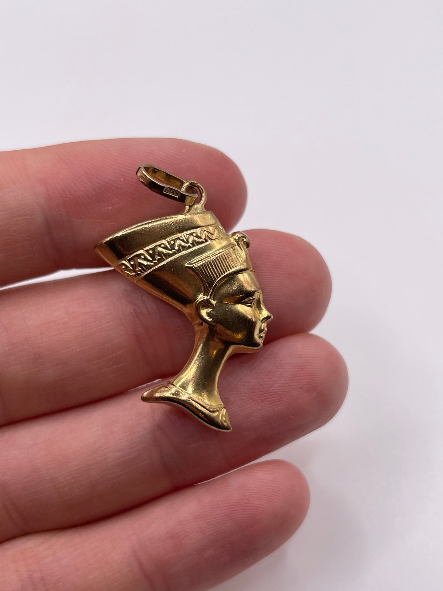 9ct gold queen Nefertiti pendant
