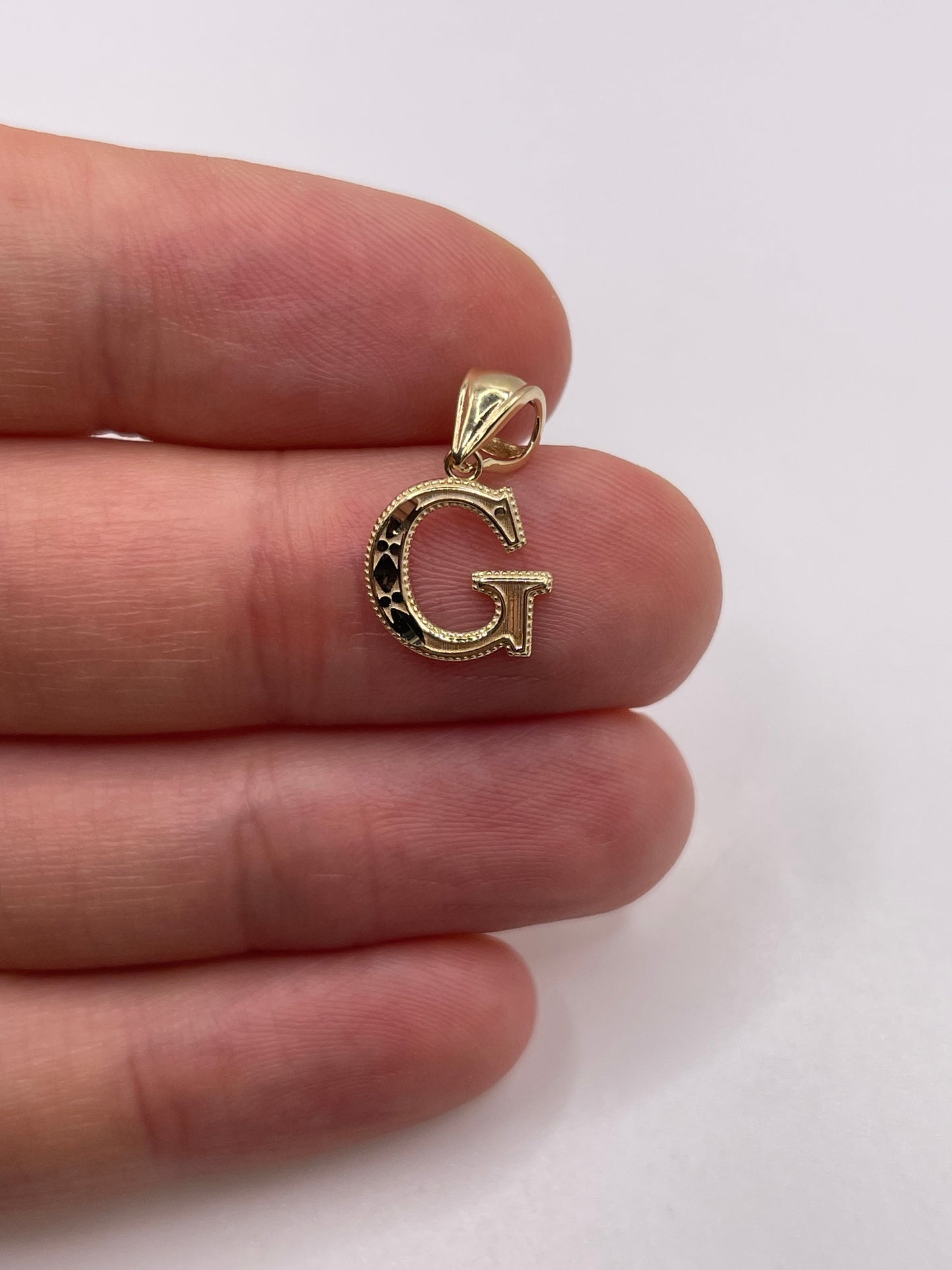 9ct gold initial G pendant