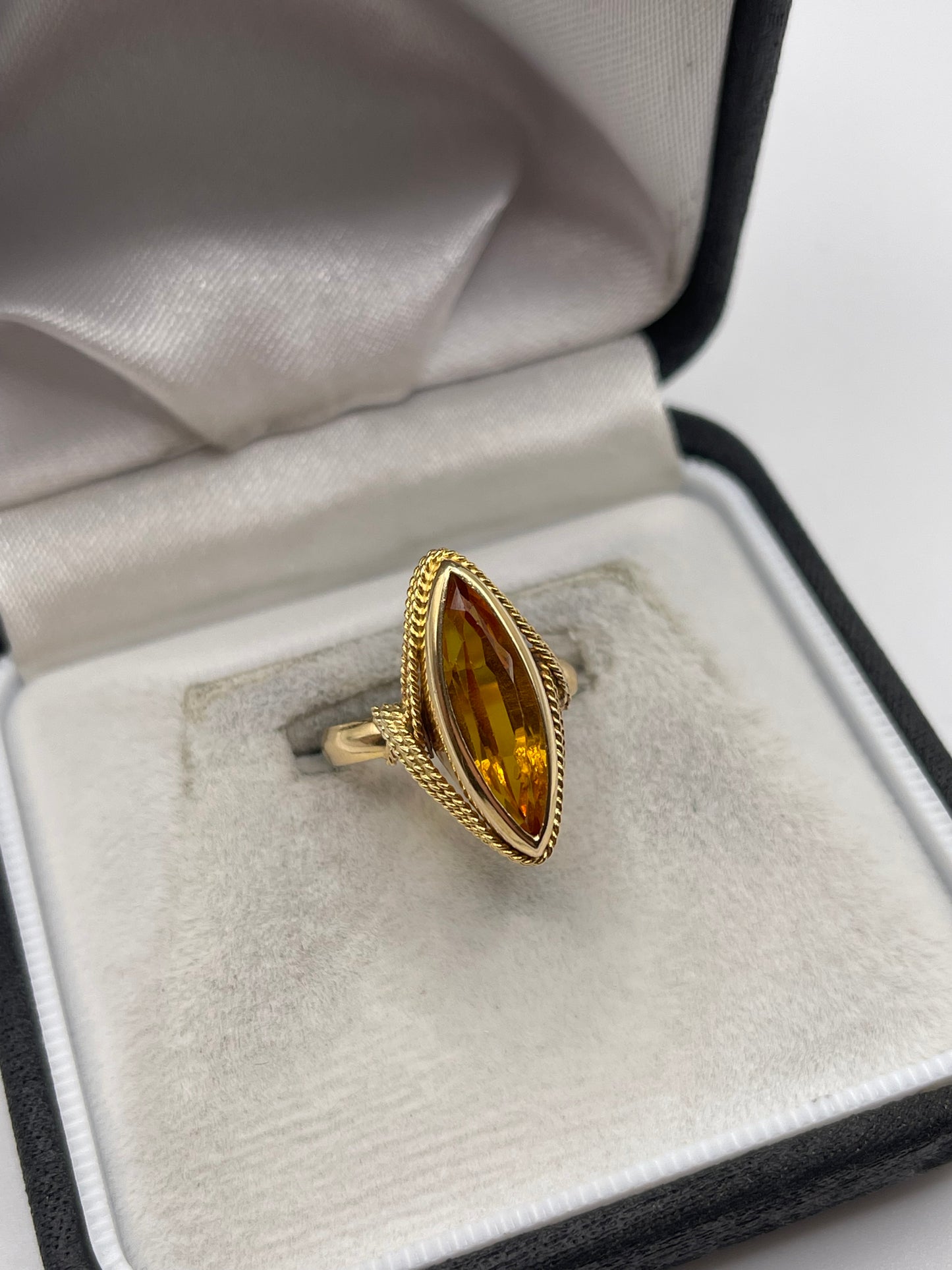 18ct gold synthetic spinel ring