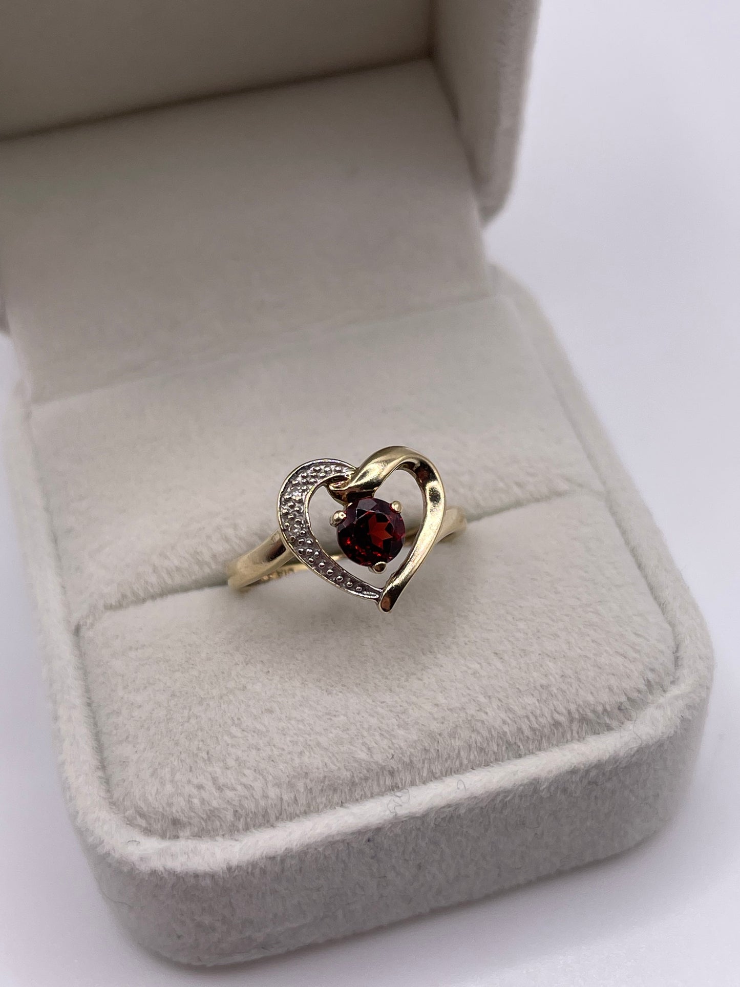 9ct gold garnet and diamond heart ring