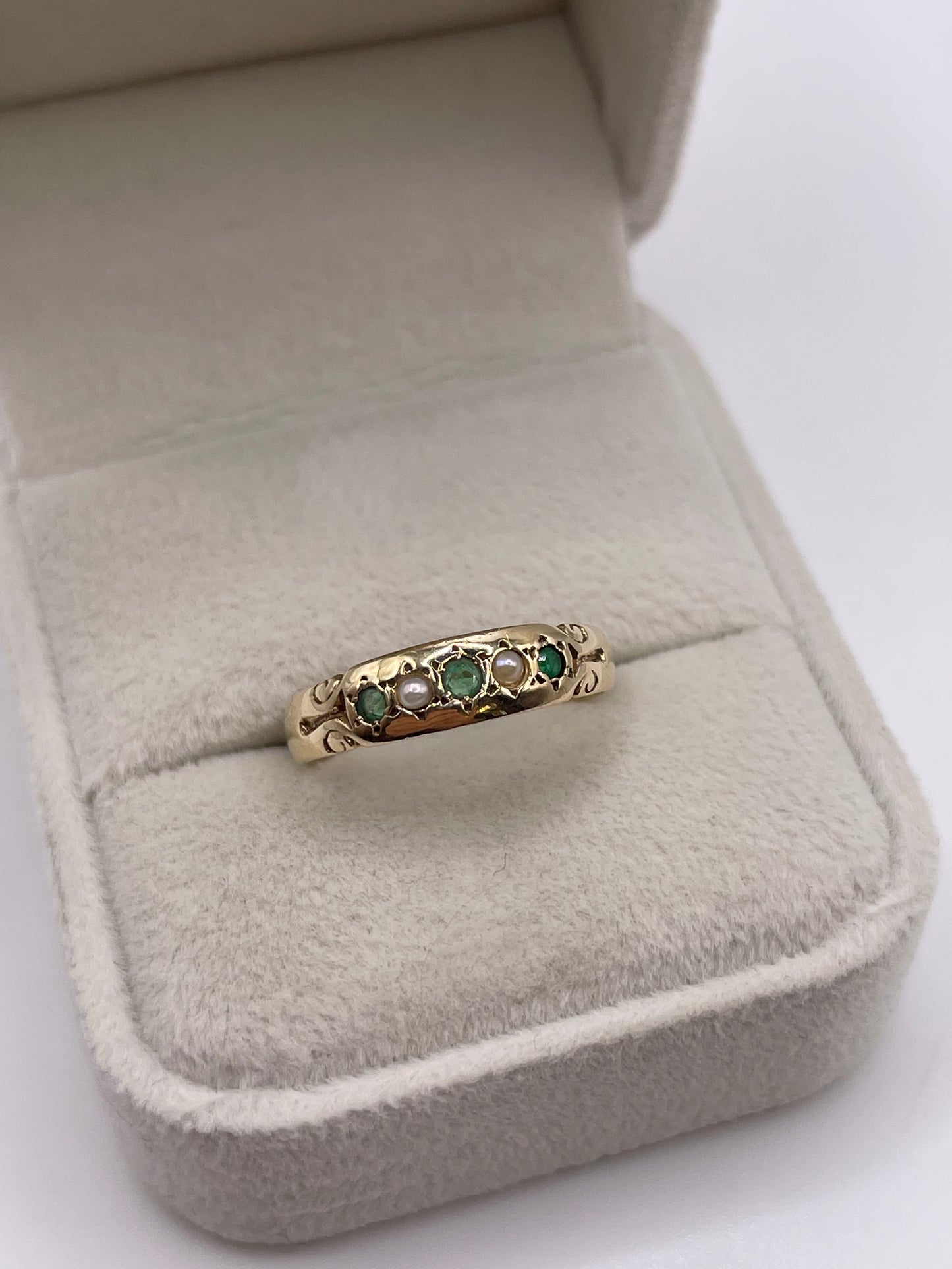9ct gold emerald and pearl ring