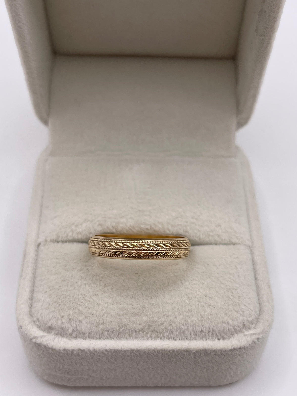 9ct gold patterned band