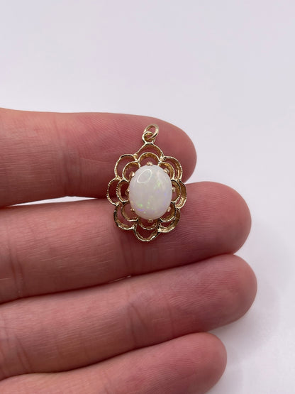 9ct gold opal pendant