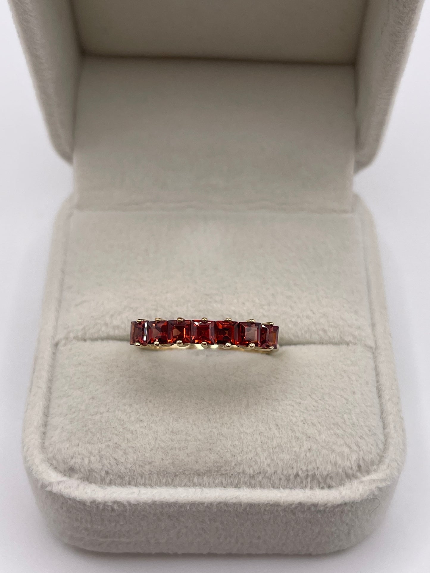 9ct gold garnet ring